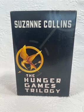 Mockingjay Emblem Wall Art Print - Black and Gold